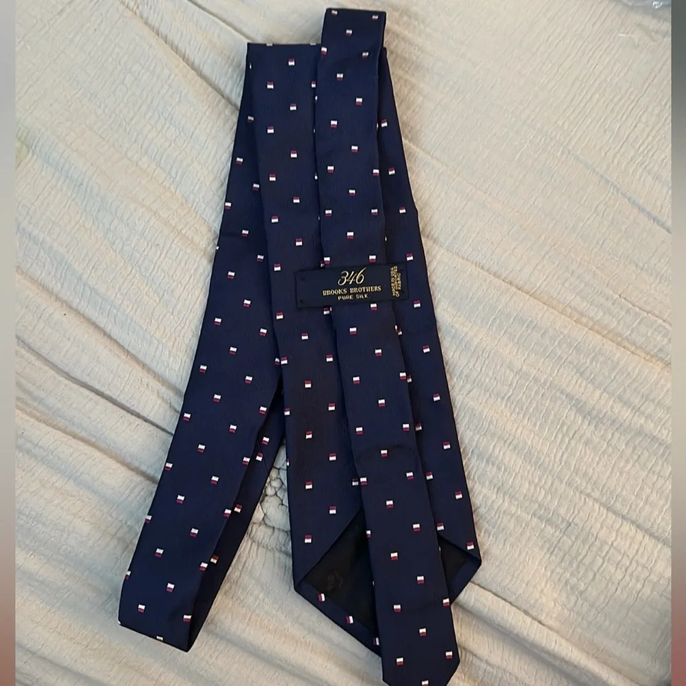 346 Brooks Brothers Navy and Red Silk Tie - Picture 2 of 2